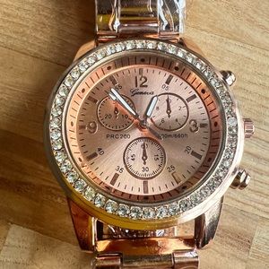 Geneva ladies rose gold tone fashion watch NEW BATTERY